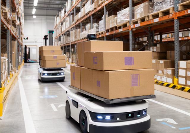 Robots móviles autónomos transportando cajas en un centro logístico